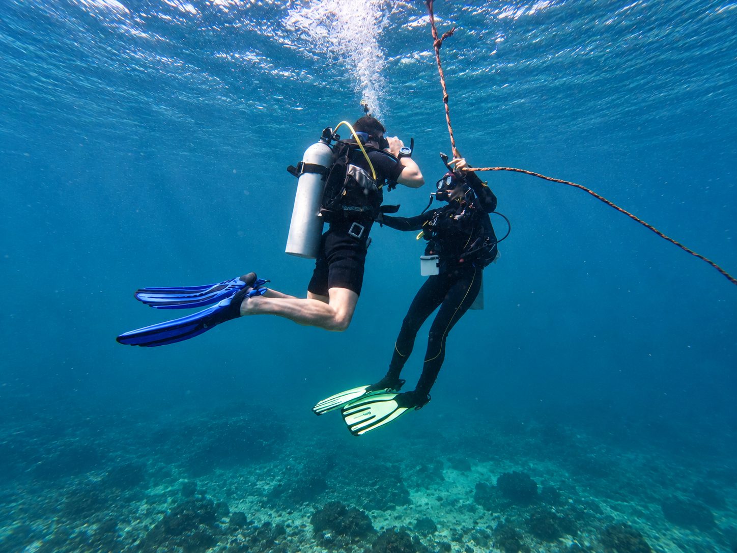 Two divers on the descent line