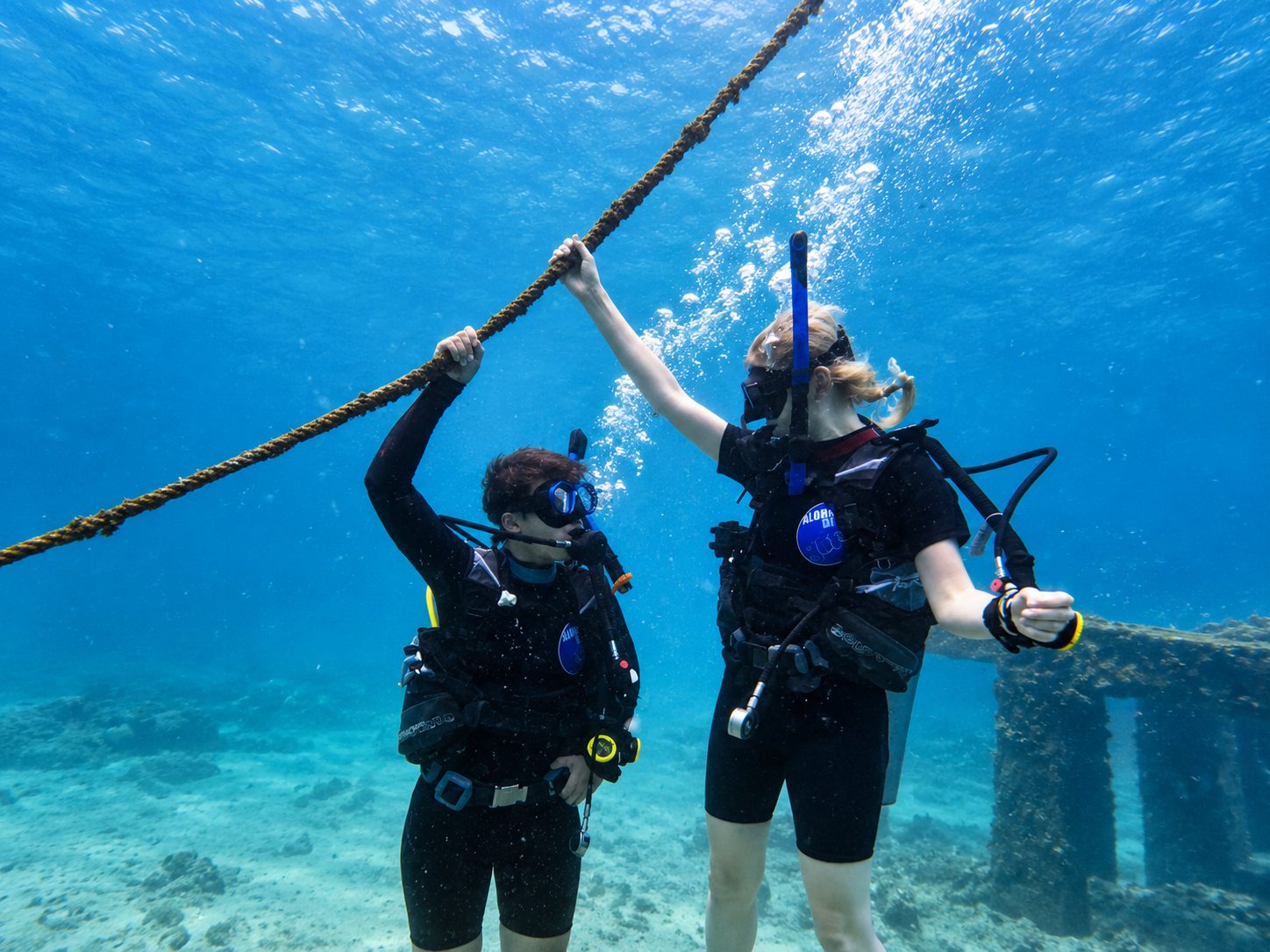 Two divers holding the mooring line during a skill