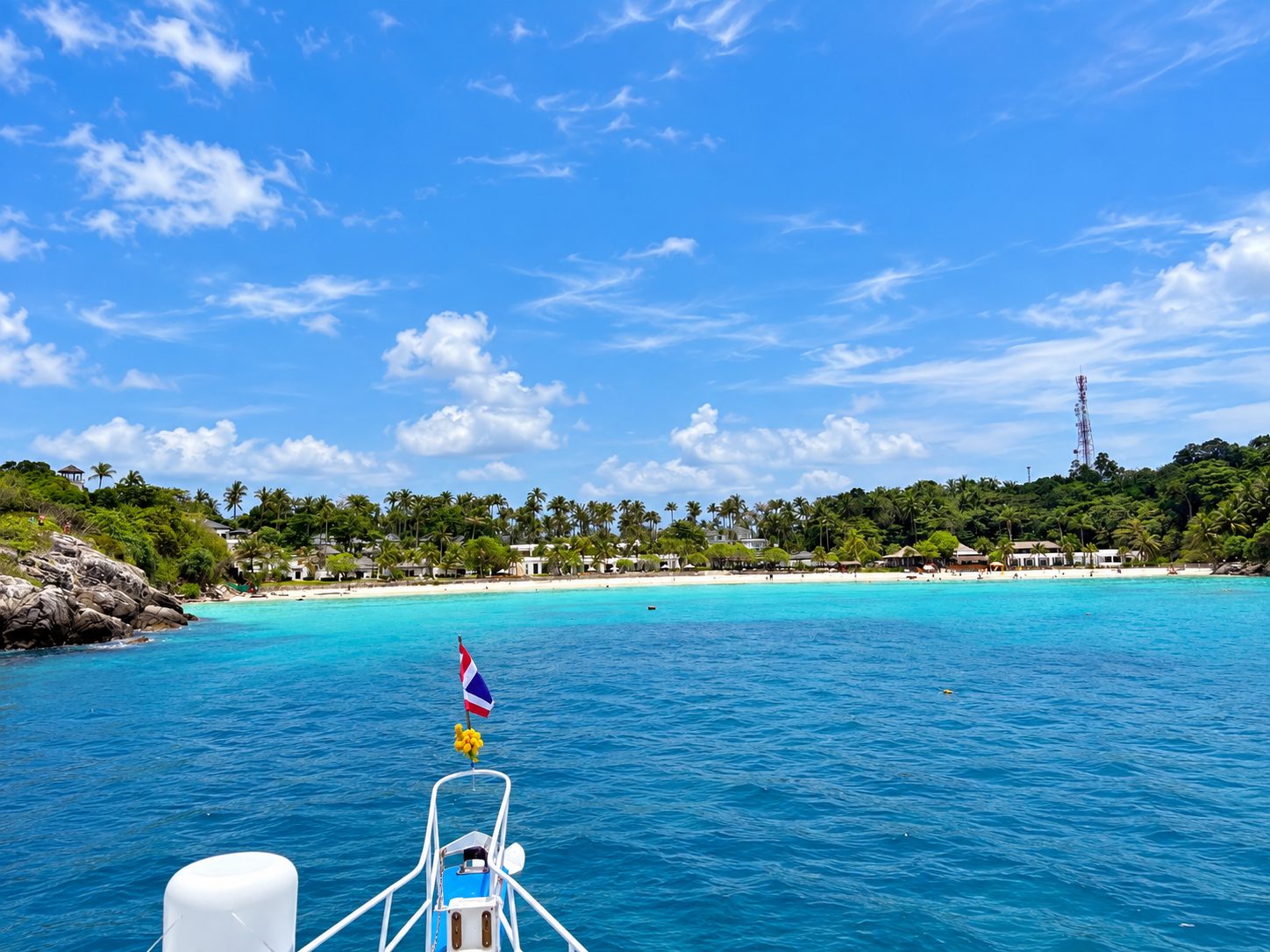 The bow pointing at Bungalow Bay on Racha Yai: white sand, palms and turquoise water