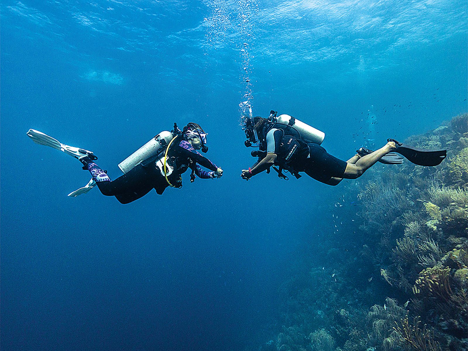 A diver hovering motionless above the sand (PADI)
