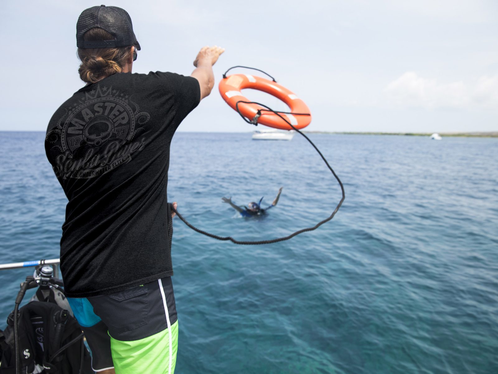A rescue exercise from the boat: a diver on a line with a rescue tube (PADI)